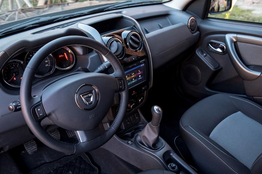 Панель приборов Dacia Duster Black Shadow 2016 года  (фото 16 из 28)